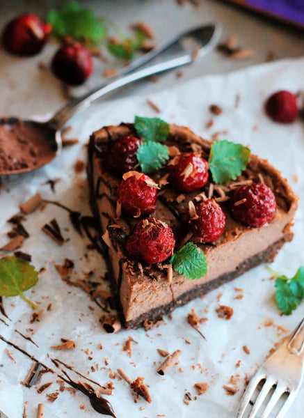 Healthy chocolate cheesecake without added sugar.