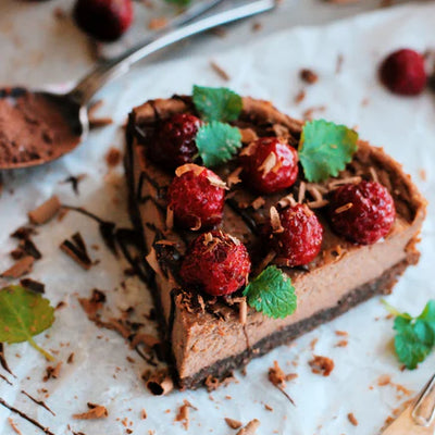 Healthy chocolate cheesecake without added sugar.