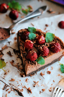 Healthy chocolate cheesecake without added sugar.